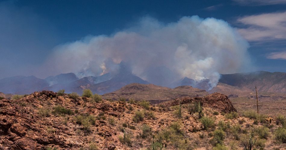 A wildfire from arizona in 2020 creates a lot of smoke.